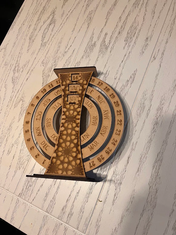 Calendario perpetuo decorativo con base de MDF
