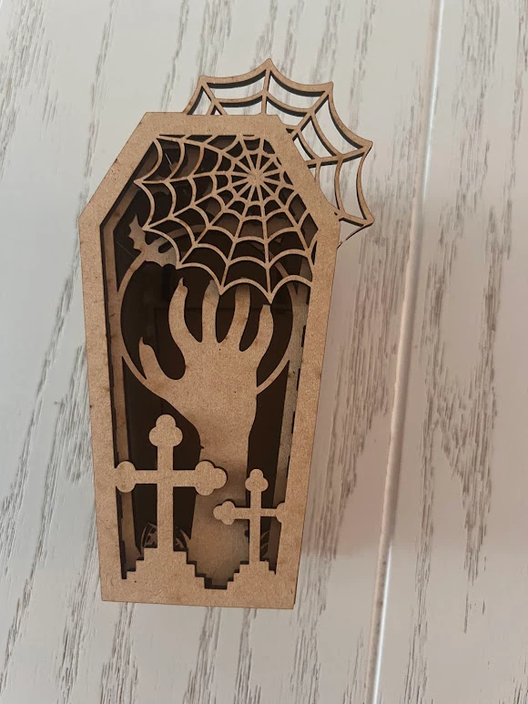 Portavelas de MDF en forma de ataúd para Halloween y Día de Muertos