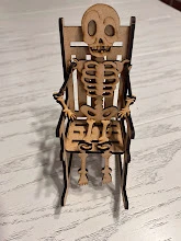 Calavera en mecedora de MDF para Día de Muertos