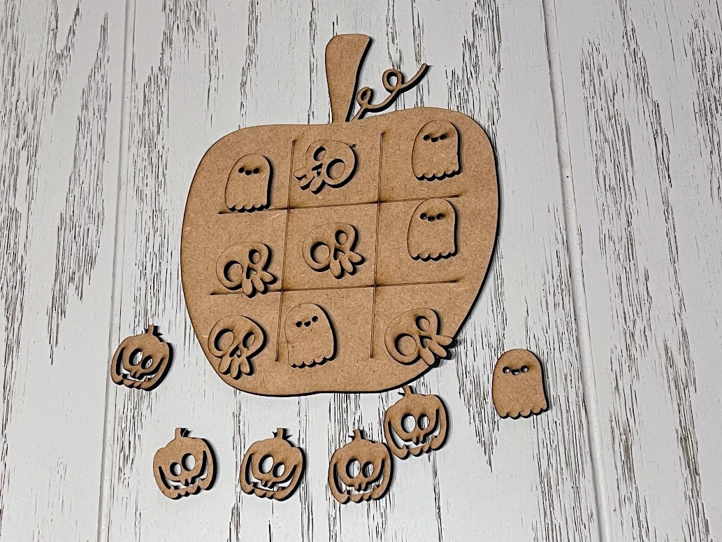 Juego tres en raya de Halloween en MDF con forma de manzana